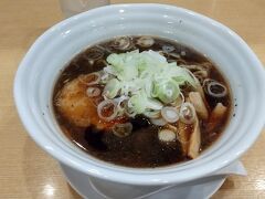 レンタルサイクルを返却し、ランチ。
「らぁめん次元」で富山ラーメン800円。
真っ黒スープが特徴的。しょっぱいですね。
このお店は少し並びましたが、うーん。って感じです（汗）。
