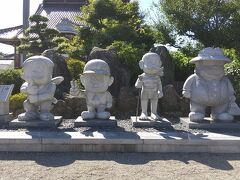 光禅寺には石像。光禅寺は藤子不二雄Ａ先生の生家だそうです。