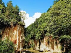 【大函】

大雑把に言えば、大昔に火山が噴火して、長い年月をかけて浸食されて出来た地形、ということなんでしょうね(^^)