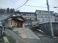 仙台空港から高速バスで蔵王温泉へ到着。今回のお宿は、「おおみや旅館」さんです。バスターミナルから少し距離があります。坂の上にある感じなので、雪が多い時には足下には要注意です。
