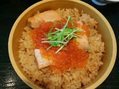 最後に、仙台空港ではらこ飯を食べました。鮭の煮汁を加えて炊いたご飯に鮭の切り身と、イクラを丼にのせた鮭の親子丼です。
雪はちょっと残念な感じでしたが、お湯も食事も満足しました。
