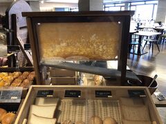 南紀白浜マリオットホテルの朝食。
面白かったのは蜂蜜。
巣をスライスしたものが据え付けられ、蜂蜜がしたたり落ちていた。