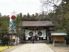 石段を昇りきって現れるのが神門。