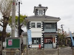 中山道の赤坂宿に差し掛かかると、赤坂港会館がありました。海岸線からだいぶ離れた土地なのに「なぜに港？」と思いましたが、さすがは水都。河川を往来する舟の港だったようです。。