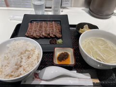 仙台空港の陣中で牛タン。
前回食べて美味しかったので再訪しました。