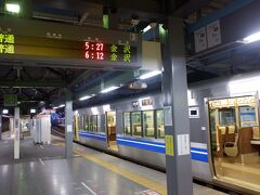 　自転車を駅まで走らせ、始発で金沢へ。福井から金沢の始発電車だと特急の通過待ちがないのがいいです。福井駅から小松空港の空港バスが運休しているので、小松～羽田の第一便乗る時もいつもこの電車です。

05:27　福井
06:44　金沢