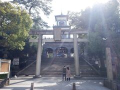 　橋渡ったところにある不思議な感じの尾山神社。