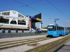 まだ昼前なので、ザグレブ・バスターミナル Autobusni Kolodvor からトラムに乗り、中心部へ向かいます。トラムの切符は、ターミナル１階（＝日本式では２階に相当）にある売店TISAKで、30分券を買いました。青いトラムに乗ったらすぐ、刻印機で切符に打刻します