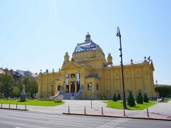 次は、ストロスマエル美術館へ。黄色い宮殿風の建物は、ウィーンのシェーンブルン宮殿を思い出させます