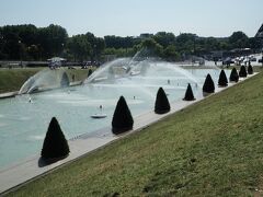 今回の旅行中は、猛暑日が続いていました。
この日は35度を超えていて
公園の噴水池では水浴びをしている人達の姿もありました。