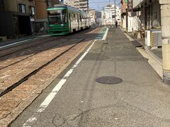 船・JR・広電を乗り継いでホテルに向かいます。
最寄り駅小網駅。駅舎がないとは聞いていたけど…バス停より簡素(^_^;)