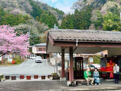 お向かいのホームにも、電車を待つ人が居ますね。