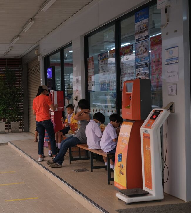 3月9日　7：10<br />ホテルに朝食が付いていない為、すぐ近くの7－11でジョークを買って温めてもらい部屋で食べました。<br />写真は7－11の店先で学校に行く前に朝食をとる子供たち（母親が付いています）