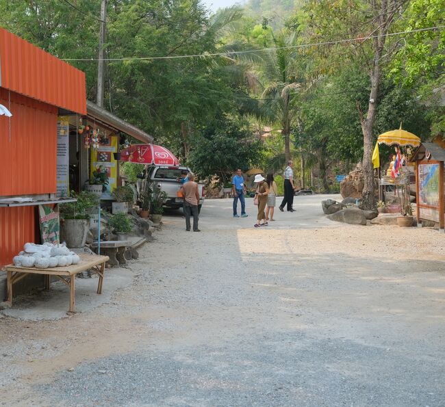 車で約45分で目的地のお寺に着きました。<br />【ワット.プラプッタバート.プークワーイグン】