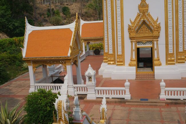 そのお寺は小山の中腹にありました。