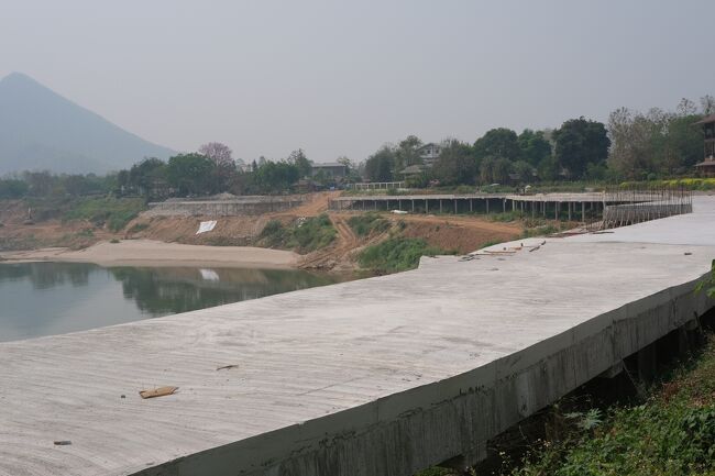 ラオスとの国境の川【メコン川】の景勝地に着きました、ここから泊のホテルは車で15分程です。<br />現在メコン川に沿って自転車道を作っています。