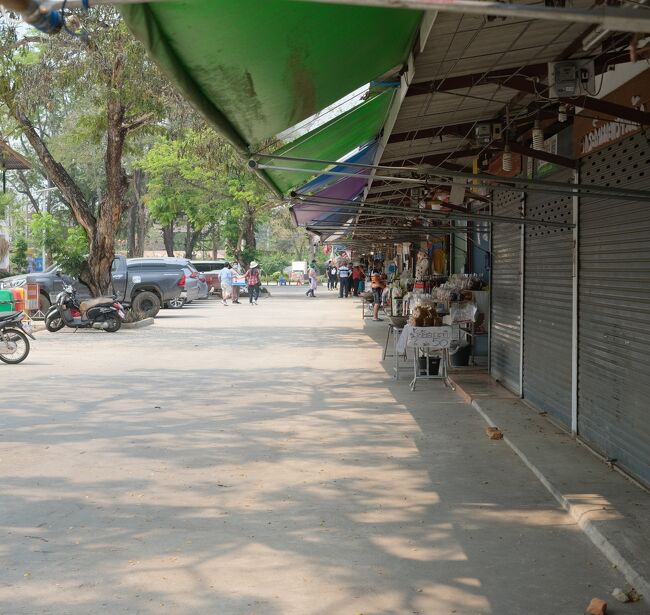 ここも武漢肺炎の影響で店の半数以上が締まっています。