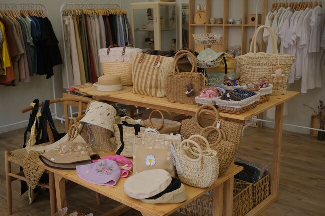 1軒だけお洒落な店がありました。Tシャツを1枚買いました　180B　≒　630円<br />タイで一休が買うTシャツの殆どが100B　≒　350円　ですからこれは僕にとって高級品だよ。