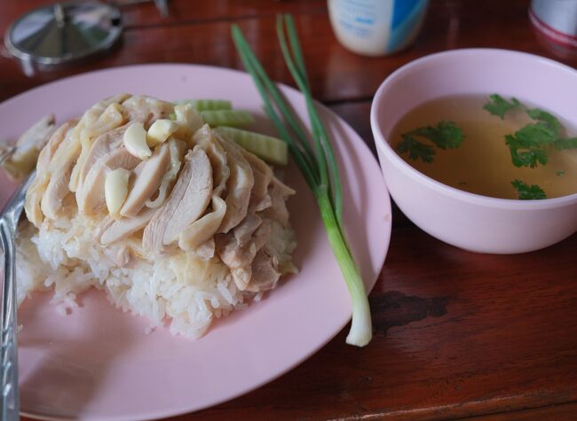 お昼はチェンカンでは有名な店でカオ.マンガイを食べる。