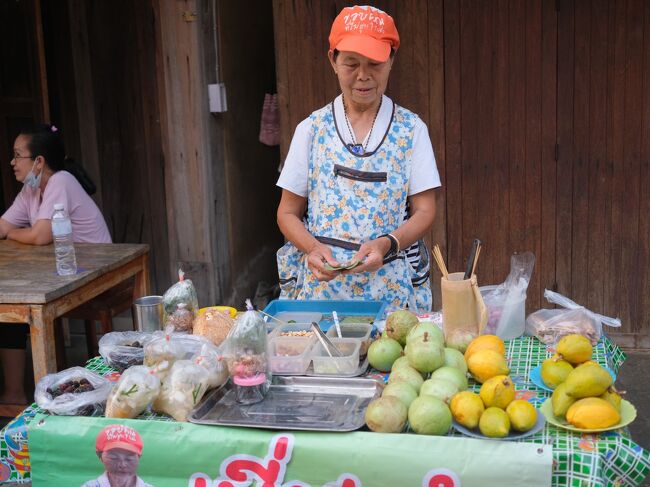 そして午後1時には予約していた定宿のゲストハウスに着き4時間ほど休み夕食を探しに出かける。