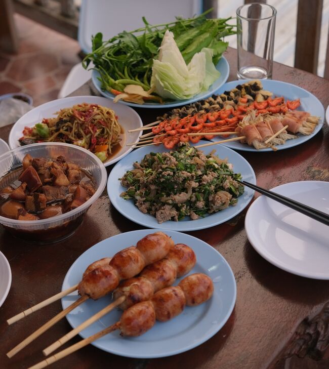 夕食．．．調理具はパタヤから持参と云っても箸、お皿、包丁、コップ、醤油、クラーボックス、等々。<br />場所は毎回ホテル2階のベランダ<br />このような物を食べながらビール、ウイスキー、ウオッカを飲んでいます。