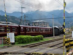 12：31　清雲寺の最寄駅「武州中川駅」着。
駅舎の周りで見事な桜などの写真を撮っていたら汽笛が聞こえて来て、ＳＬパレオエクスプレスが通過して行きました。
そうと知っていれば構えていたんですけれどね・・後ろ姿を辛うじて見送ります。