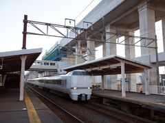 　恒例の北陸新幹線工事定点観測。駅通過中のサンダーバードと共にパシャリ。この辺り平坦で線形もいいので、特急は飛ばしまくります。