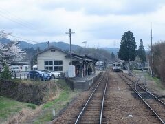 　列車は間もなく岩村駅に着きます。