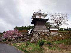 　岩村城藩主邸　太鼓櫓。復元されたものですが、桜とのコラボが綺麗です。