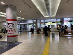 それ程大きな空港では無いですが降機から5分程掛かって荷物をピックアップしてランドサイドへ。
さて市内まではバスで向かいます。
まずはチケットを購入せねば…。