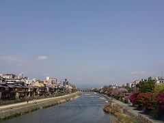 息子が京都らしいところに行きたいというので清水寺に移動です。四条通りをバスで移動して鴨川を渡ります。