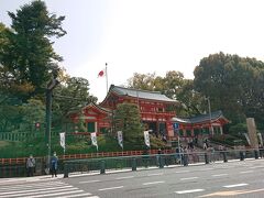 鴨川を渡ったところでバスを降りて八坂神社に行きます。