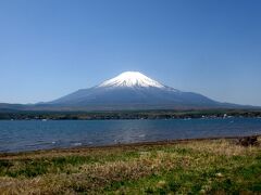 山中湖と富士山