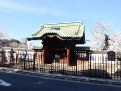 寛永寺墓地にある徳川家将軍霊廟の門．

芝の増上寺で徳川家将軍の墓や霊廟模型などを見て，同じく徳川将軍家の菩提寺である寛永寺にもあることから関心がありました．

これは厳有院（4代徳川家綱）霊廟勅額門ですが，入れません（入れるのは限られた公開日だけのようです）．

2020年12月に芝増上寺の徳川将軍家の墓地や霊廟の門を訪れた訪問記は以下です： https://4travel.jp/travelogue/11667683