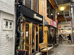 バスで四条河原町まで戻ってきました。
寺町商店街と新京極商店街の間の路地裏にあるジェラート専門店 SUGiTORAへ。
2階席ではパフェがいただけるので、予約して伺いました。