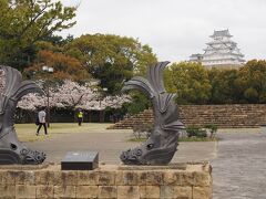 城見台公園から。鯱のレプリカ（実物大）とのコラボです。

この後、姫路駅近くでの用事がありました。