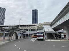 バスは新幹線口のロータリーに到着します。
まずはホテルもあって動きのメインになる南口へ移動します。