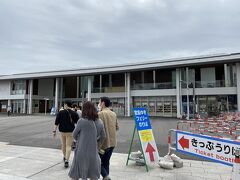 駅から3分ほどで宮島口側のフェリーターミナルに到着です。
てっきり渡し船の大きい版(香港のスターフェリー)見たいのを想像していたらターミナルが立派でビックリ！