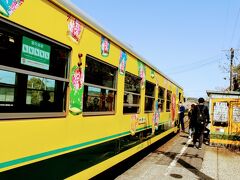 大多喜駅に到着です。
ゲロゲロ星人、星に帰らずにすみました。
列車はランタンがラッピングされています。
