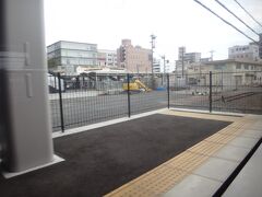 最初の停車駅は桑名。
単線での対向列車交換の遅れで３分延着。この先の行程にタイトな乗り換えがあるので正直、あまり遅れて欲しくない。