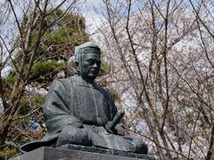 湖畔を歩いて南湖神社へと向かう。
その入口脇には、祭神である松平定信の銅像が据えられていた。
南湖神社は、大正11年(1922)に建立された松平定信を祭神とする社で、建立にはかの渋沢栄一も支援したことが知られている。