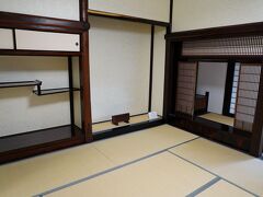 その建物の裏手には、脇本陣柳屋旅館の蔵座敷が残っていた。
無料で見学できるというので、立ち寄ってみることにした。
外も中も整備されたばかりのようで、とても綺麗だった。
奥には、明治天皇が宿泊したという玉座もあった。