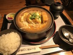 乗り換えの小田原では、お昼ご飯を。
銀かつ田村さんの、豆腐かつです。
あっさりしていて美味しかったです。