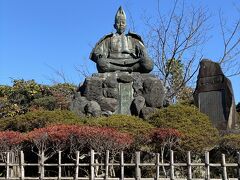 公園には源頼朝像がいました。公園にはこれくらいしかない、、ですね。
歴史の授業でならった源頼朝と雰囲気違う気がしますが、こちらの像は頼朝の若かりし頃のようです。