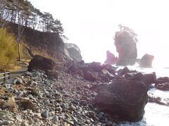 遊歩道を海岸まで下りる。
中央左寄り、崖近くの岩は「津波石」と呼ばれ、東日本大震災の時の津波で３０mくらい移動しているということだ。重さは２００トン以上あると推定される。三王岩も見える。