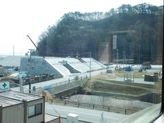 島越駅付近。ここも立派な防潮堤が建造中。震災前の駅は下の方にあったが、津波で破壊された。旧駅舎があった辺りは島越ふれあい公園になっていて、被災した駅舎の階段の一部などが残っている。