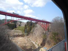 大沢橋梁付近。赤い橋は堀内大橋。あの橋から撮影した、海をバックにして大沢橋梁を渡る三陸鉄道の写真は、ポスターなどにも使われる。