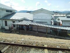 陸中野田駅。駅舎は道の駅が併設されている。この辺りは製塩が盛んで、道の駅では販売されているはずだが、途中下車する時間はない。