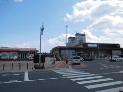 JRと三陸鉄道の久慈駅。駅前にはコンビニもない。