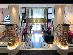 京都・河原町『Fauchon L'Hotel Kyoto』2F

『フォションホテル京都』の2階にあるティーサロン【Salon de The 
Fauchon（サロン ド テ フォション）】でのアフタヌーンティーを
満喫した後、写真の大階段を降りて1階にあるペストリー＆ブティック
【Pateisserie & Boutique Fauchon（ペストリー＆ブティック 
フォション）】に向かうことにします。

ここまでのブログはこちら↓

<東京・羽田－大阪・伊丹間NH19便ANAプレミアムクラス搭乗記♪
B787-8（国際線仕様）のプレミアムクラスの機内食＆お酒★
空港リムジンバスで京都駅へ♪>

https://4travel.jp/travelogue/11694931

<『フォションホテル京都』宿泊記 ① 
最上級カテゴリー「プレステージスイート東山ビュー」に
アップグレード★お部屋のグルメバーのスイーツは食べ放題♪>

https://4travel.jp/travelogue/11683050

<『フォションホテル京都』宿泊記 ②
アフタヌーンティーは素敵な【サロン ド テ フォション】で
パリ直輸入のマカロンなどをいただきました♪フィットネス【ジム】>

https://4travel.jp/travelogue/11685243